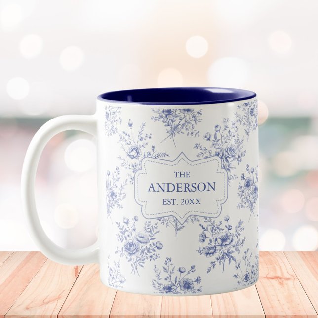 Monogrammed Classic Blue Flowers Floral Pattern Två-Tonad Mugg (In situ)