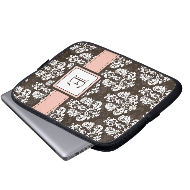 Monogrammed damastast fodral för rosabruntlaptop (Framre botten)