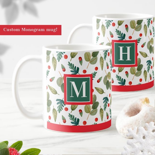 Monogrammed, Festive Greenery and Holly, Red Grönt Kaffemugg (Skapare uppladdad)