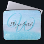 Monogrammed Girly Blue Ombre Soft Glitter Shimmer<br><div class="desc">Girly laptop sleeve som du kan anpassa med ditt monogram. Lägg till ditt initiala och ditt namn i akvablått och mörk grått elegant-skripttypografi till den här chicen och trendiget ombre-bakgrunden. Mubben är en blandning av träkorn och mjukt glitter-damm i söt aqua blue. Bläddra i vår butik för att samordna monogrammade...</div>