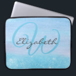 Monogrammed Girly Blue Ombre Soft Glitter Shimmer Laptop Fodral<br><div class="desc">Girly laptop sleeve som du kan anpassa med ditt monogram. Lägg till ditt initiala och ditt namn i akvablått och mörk grått elegant-skripttypografi till den här chicen och trendiget ombre-bakgrunden. Mubben är en blandning av träkorn och mjukt glitter-damm i söt aqua blue. Bläddra i vår butik för att samordna monogrammade...</div>