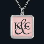 Monogrammed halsband med initiala brev<br><div class="desc">Monogrammed halsband med initiala brev. Gullig gåvaidé för flickvän som gifta sig förlovning,  valentinen,  födelsedag,  design för valentines dayEtc.-typografi.</div>