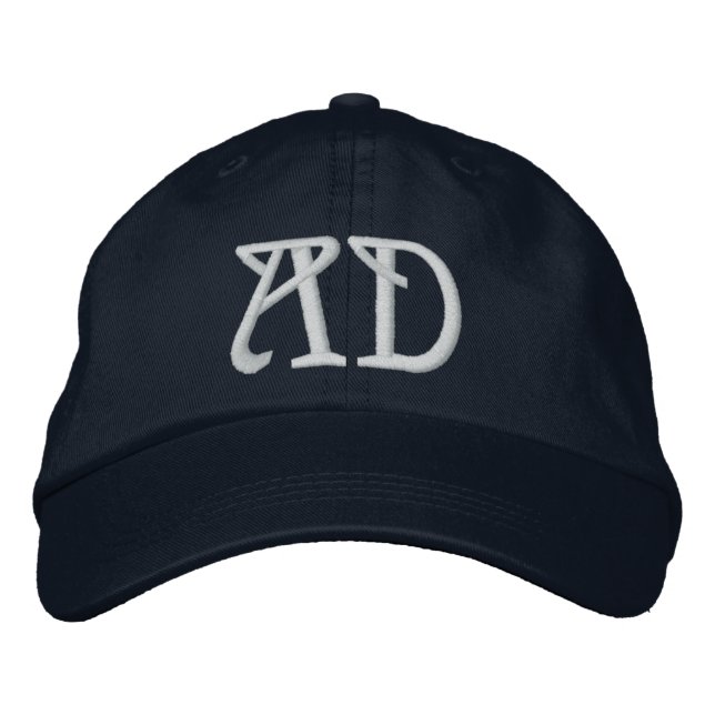 MONOGRAMMED HATS BRODERAD KEPS (Framsida)