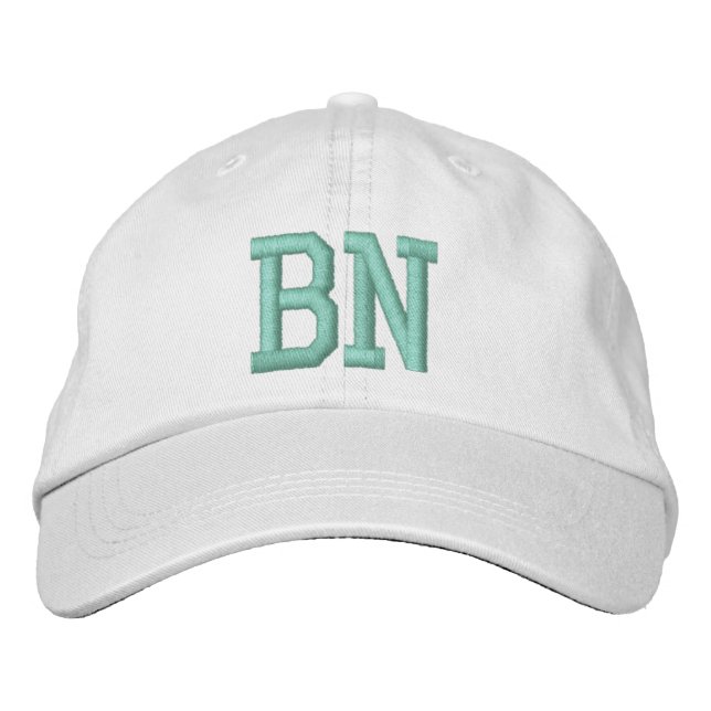 MONOGRAMMED HATS BRODERAD KEPS (Framsida)