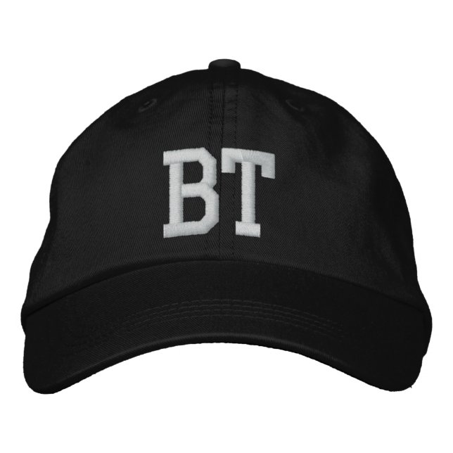 MONOGRAMMED HATS BRODERAD KEPS (Framsida)