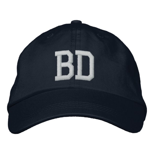 MONOGRAMMED HATS BRODERAD KEPS (Framsida)