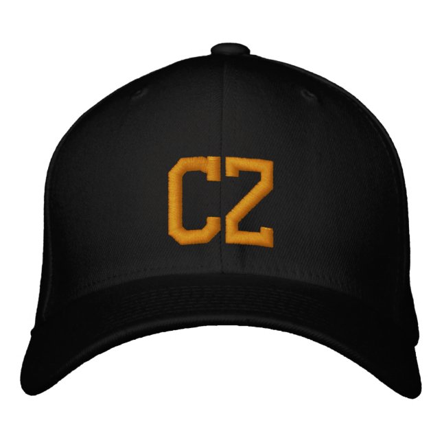 MONOGRAMMED HATS BRODERAD KEPS (Framsida)