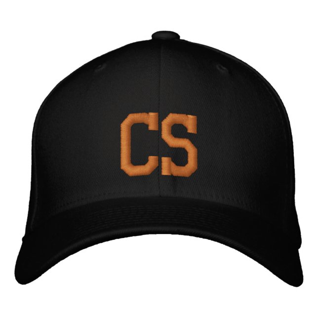 MONOGRAMMED HATS BRODERAD KEPS (Framsida)