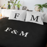 Monogrammed Hotel Chic Reversible Black & White Prydnadskudde<br><div class="desc">Tittar för unika dekorfärger för personlig? Kolla in den här Dubblan,  Monogram dekorfärg för svart och vit hotel-Chic på sidan. Du kan använda båda sidor för ett annat svart och vitt utseende. Och du kan enkelt lägga till ditt eget monogram i mallen fält.</div>