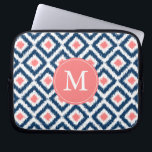 Monogrammed Ikat för blåttkoralldiamant mönster Laptop Fodral<br><div class="desc">Snyggten och den chic designen presenterar ett färgrikt och moderiktigt diamantikatmönster och kan personifieras med din monogram,  initialt,  namn eller någon text av ditt primat för en perfekt beställnings- gåva!</div>