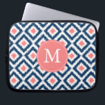 Monogrammed Ikat för blåttkoralldiamant mönster Laptop Fodral<br><div class="desc">Snyggten och den chic designen presenterar ett färgrikt och moderiktigt diamantikatmönster och kan personifieras med din monogram,  initialt,  namn eller någon text av ditt primat för en perfekt beställnings- gåva!</div>