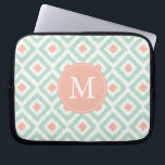 Monogrammed Ikat för Mintkoralldiamant mönster Laptop Fodral<br><div class="desc">Snyggten och den chic designen presenterar ett färgrikt och moderiktigt diamantikatmönster och kan personifieras med din monogram,  initialt,  namn eller någon text av ditt primat för en perfekt beställnings- gåva!</div>