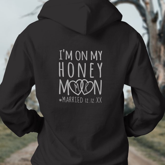 Monogrammed Jag är på min Honeymoon Married Hoodie T-shirt (Add your initials to the hearts & your wedding date too. Perfect hoodie to wear on your honeymoon)