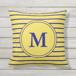 Monogrammed marinblått och gult randigt mönster kudde