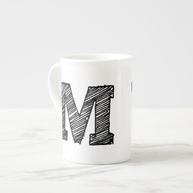 Monogrammed Mugg: Brev ’M’ Benporslin Mugg (Framsida vänster)