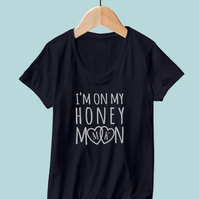 Monogrammed på min Honeymoon Womens V-Nacke T-Shir T Shirt (Off on your honeymoon? Add your initials and pack one of these)