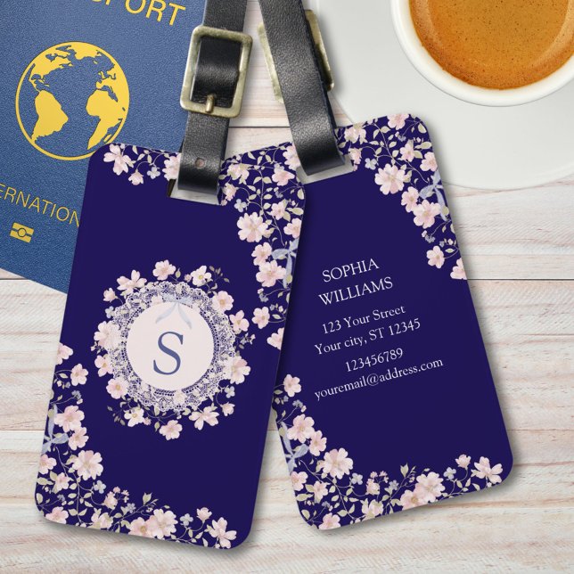 Monogrammed Pink Flowers and Lace Floral Bagagebricka (In situ)