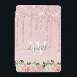 Monogrammed Ro Guld Glitter Drives Rosa Blommigt iPad Mini Skydd<br><div class="desc">Modern, gigantisk ro guld glitter droppar namn och monogrammat ipad cover. Den här designen har gnistror i rosa ros guld glitter på rosans bakgrund. Vid grund rosa, ron blommigtens vattenfärg arrangemang. Inkludera en inledande mongram för personlig av anpassningsbar och en första namn-textmall i handskrivna skriptteckensnitt. Perfekt kvinnlig gåva. Observera att...</div>