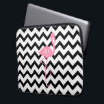 Monogrammed rosa Flamingo   Svart sparre Laptop Sleeve<br><div class="desc">En gåva som presenterar en illustration av en rosa flamingo.  Personifiera med din monograminsida cirklar på flamingos förkroppsligar.  Bakgrund är den svartvita sparren.</div>