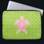 Monogrammed rosa havssköldpaddagrönt Quatrefoil Laptop Fodral<br><div class="desc">En gåva som presenterar en illustration av en rosa havssköldpadda.  Personifiera med din monogram på sköldpadda snäcka.  Bakgrund är det gröna quatrefoilmönster för limefrukt.</div>
