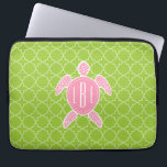 Monogrammed rosa havssköldpaddagrönt Quatrefoil Laptop Fodral<br><div class="desc">En gåva som presenterar en illustration av en rosa havssköldpadda.  Personifiera med din monogram på sköldpadda snäcka.  Bakgrund är det gröna quatrefoilmönster för limefrukt.</div>