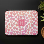 Monogrammed rosa Watercolor Hearts Laptop Fodral<br><div class="desc">Söta vattenfärgshjärtan mönster i vacker rosa och orange. Anpassa den med ditt namn,  monogram eller valfri text.</div>