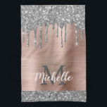 Monogrammed Silver Grått Glitter Drives Rosa Metal Kökshandduk<br><div class="desc">Modern, giftig silver glitter droppar namn och monokamerad kökshandduk. Den här designen har droppar i silver grått (grått) glitter-gnistra på rosa borstad metall-bakgrund med anpassningsbar personlig-monografi (original) och namn (original). Perfekt kvinnlig gåva. Observera att den här designen är en utskriven fotoeffekt. Kontakta mig om du behöver hjälp eller matchande artiklar....</div>