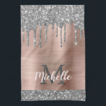 Monogrammed Silver Grått Glitter Drives Rosa Metal Kökshandduk<br><div class="desc">Modern, giftig silver glitter droppar namn och monokamerad kökshandduk. Den här designen har droppar i silver grått (grått) glitter-gnistra på rosa borstad metall-bakgrund med anpassningsbar personlig-monografi (original) och namn (original). Perfekt kvinnlig gåva. Observera att den här designen är en utskriven fotoeffekt. Kontakta mig om du behöver hjälp eller matchande artiklar....</div>
