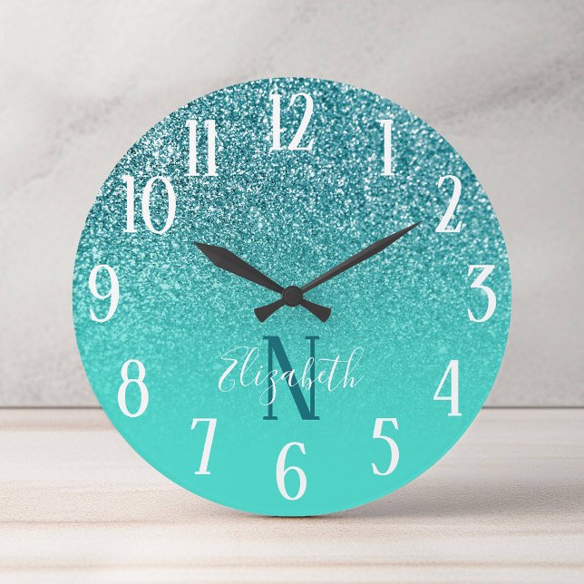 Monogrammed Turcos och Teal Glitter Ombre Rund Klocka (Monogrammed Turquoise and Teal Glitter Ombre Round Clock)