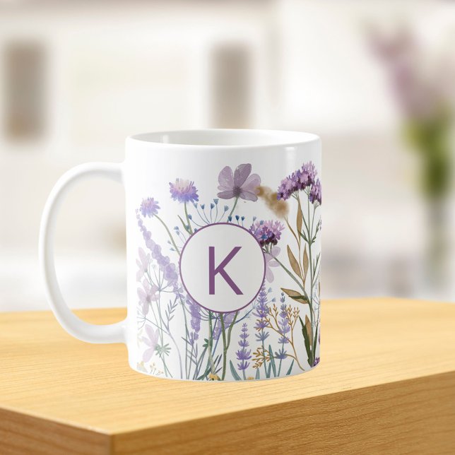 Monogrammerad akryl-lila äng med vilda blommor kaffemugg (In situ Kitchen table)