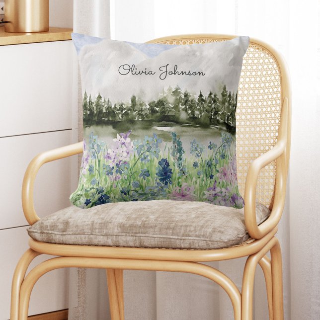 Monogrammerad akvarell blå lila blomma äng kudde (In situ on chair)