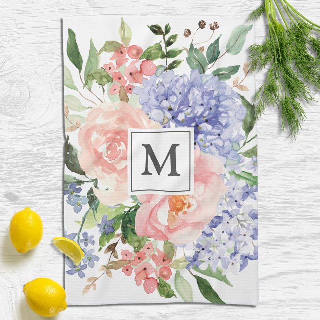 Monogrammerad akvarell blå rosa vårblomma kökshandduk (In situ)