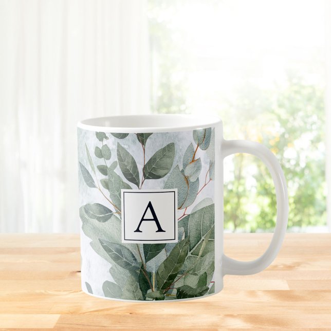 Monogrammerad akvarell lantlig salvia grönska kaffemugg (In situ Kitchen table)