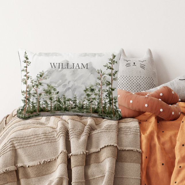 Monogrammerad akvarellberg och skog lumbarkudde (In situ kids room)