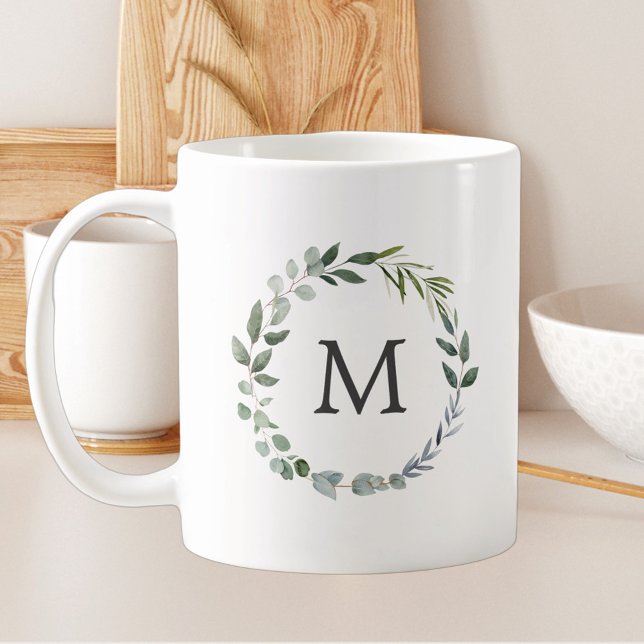 Monogrammerad akvarellsalvia gröna bladkrans kaffemugg (In situ)