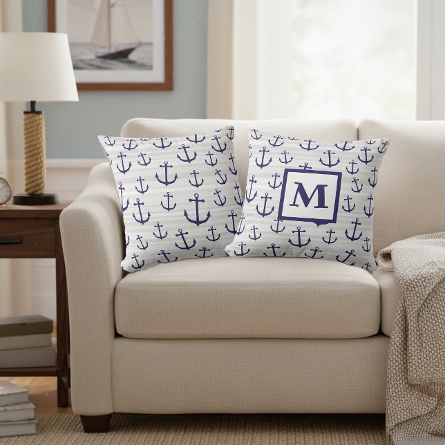 Monogrammerad blå nautisk ankarkudde kudde (Decorative anchor pillow with a monogram.)