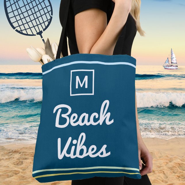 Monogrammerad blå strandstämning stilfull tygkasse (A nautical tote bag in blue with monogram and stripes, and 'Beach Vibes' in script typography)