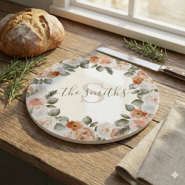 Monogrammerad blomskärbräda (This beautiful personalized cutting board would make a great wedding or bridal shower gift! )