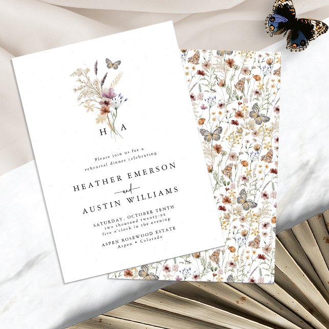 Monogrammerad Boho Blommig Övningsmiddag Inbjudningar (Monogrammed Boho Floral Rehearsal Dinner Invitation with Butterfly by Painted Paperie
)
