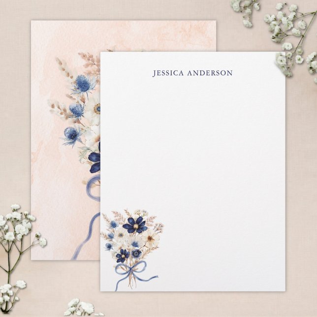 Monogrammerad Elegant Marinblå Blombukett Brevhuvud (Skapare uppladdad)