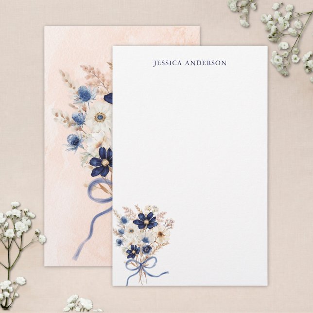 Monogrammerad Elegant Marinblå Blombukett Brevpapper (Skapare uppladdad)