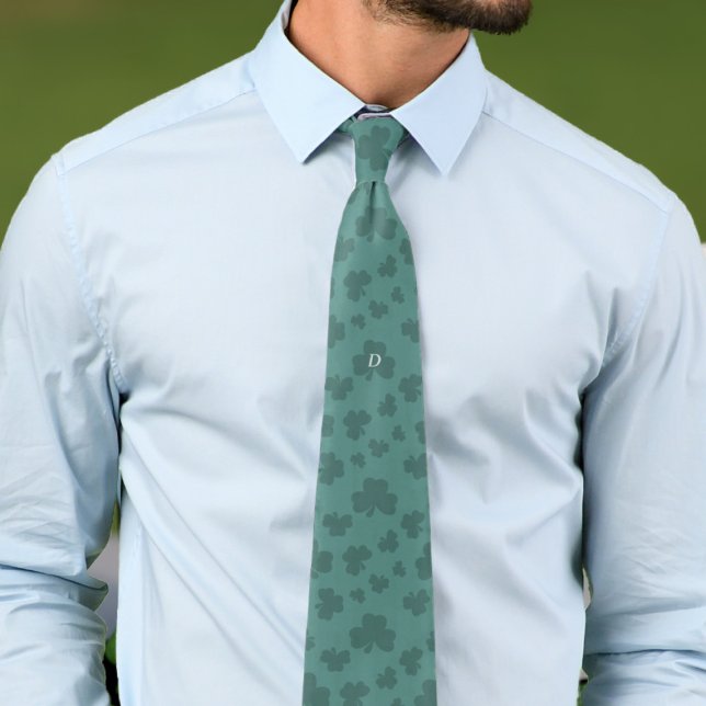 Monogrammerad grön lycklig klöver Mönster halsduk Slips (We all need a bit of extra luck in our lives. With this shamrock tie, you'll get some (possibly))