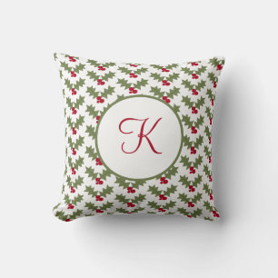 Monogrammerad julhly med röda bär och gröna blad kudde