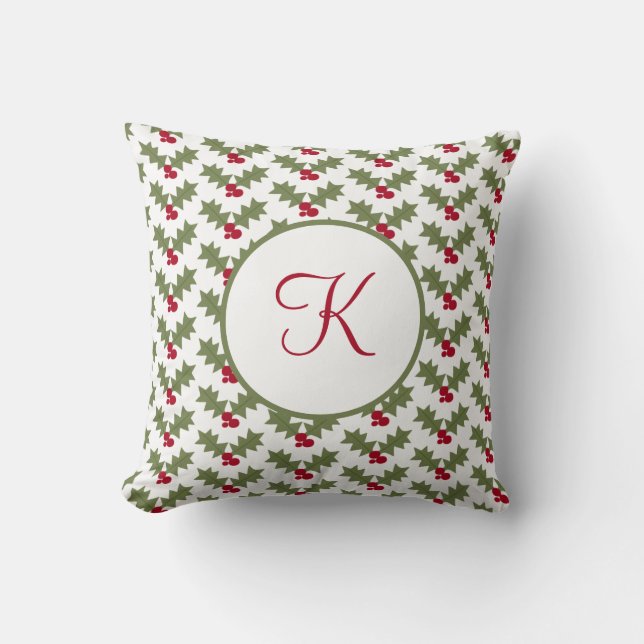 Monogrammerad julhly med röda bär och gröna blad kudde (Framsida)