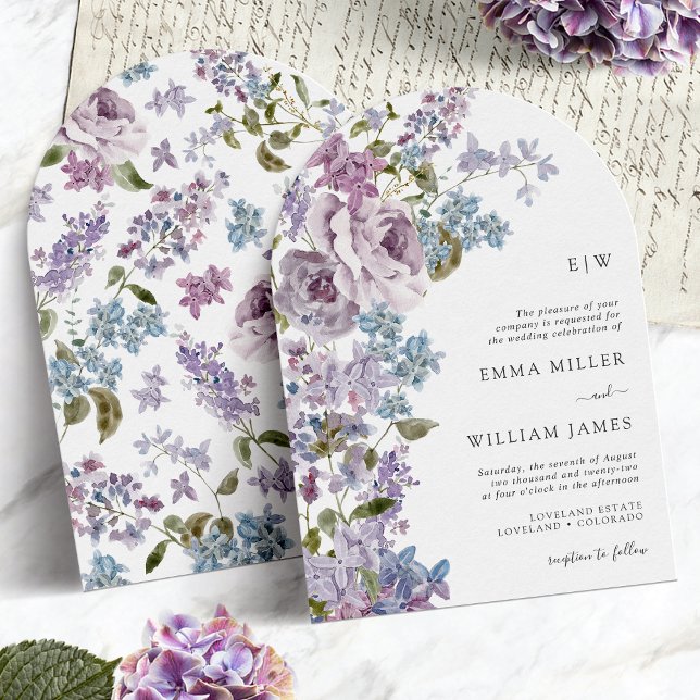 Monogrammerad Lilafärgad Valvbåge Bröllop Inbjudningar (Monogrammed Lilac Floral Arch Wedding Invitation by Painted Paperie
)