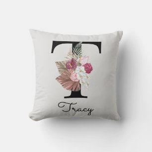Monogrammerad rosa blommig initial T Kudde