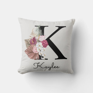 Monogrammerad rosa blomsterginitial K Kudde