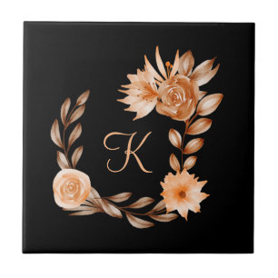 Monogrammerad svart brun och persikofärgad blommig kakelplatta