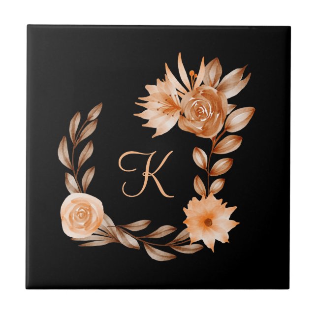 Monogrammerad svart brun och persikofärgad blommig kakelplatta (Framsidan)