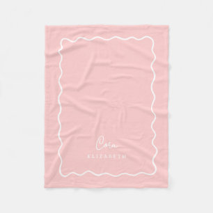 Monogrammerad vågig rosa kant fleecefilt